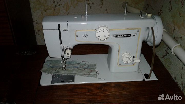 Швейная ножная машинка Подольск 132 с тумбой