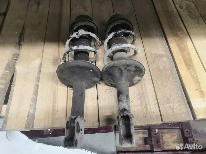 Стойка перед Renault Sandero