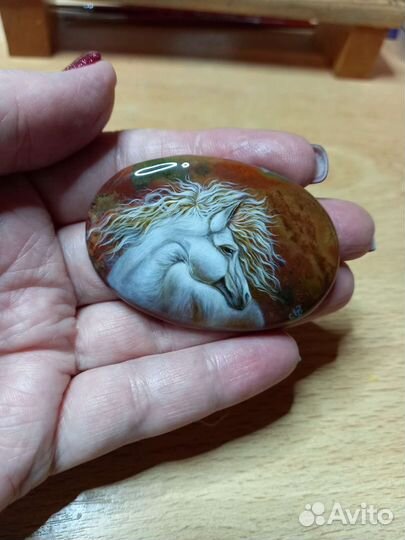 Кабошон из гелиотропа с росписью