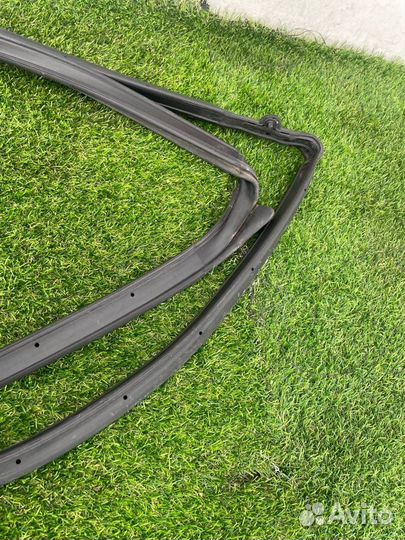 Уплотнитель двери передней правой Jeep Wrangler JL