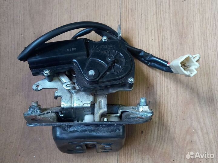 Замок багажника Subaru Tribeca