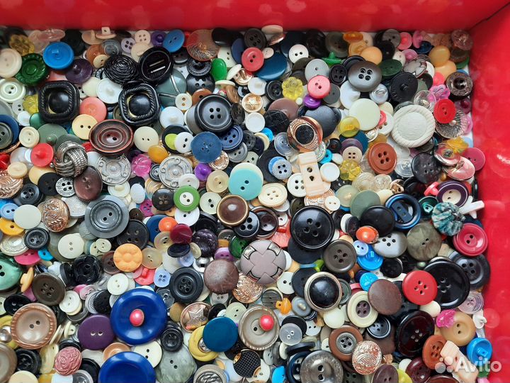 Пуговицы 1970-2000 годы объём 2 литра цена за всё