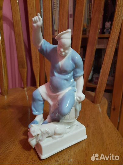 Фарфоровая статуэтка 