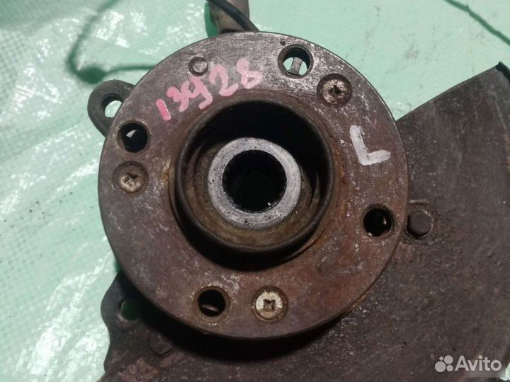 Поворотный кулак передний Volkswagen Passat B3