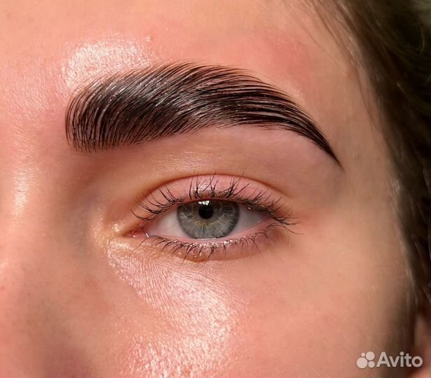 Модель на брови