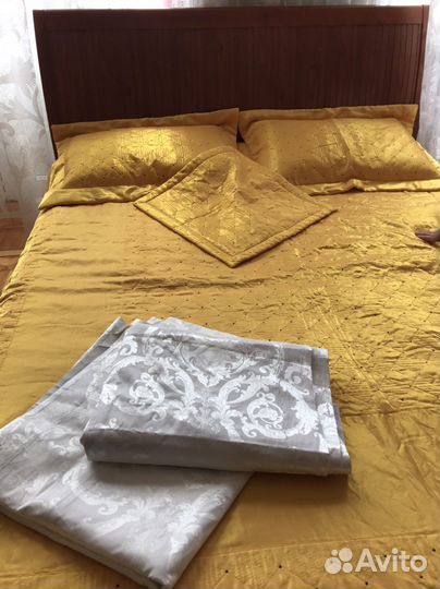 Кровать двухспальная с матрасом и прикроватные тум