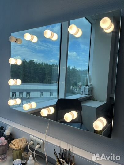 Гримерное зеркало с лампочками