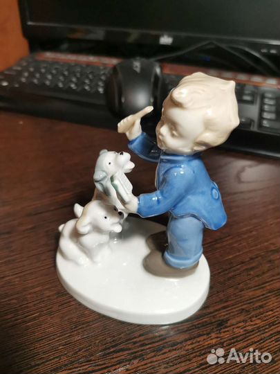 Фарфоровая статуэтка 