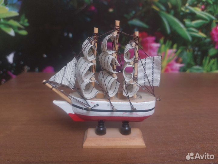 Корабль игрушка