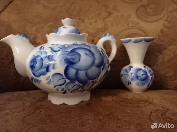 Заварочный чайник и вазочка