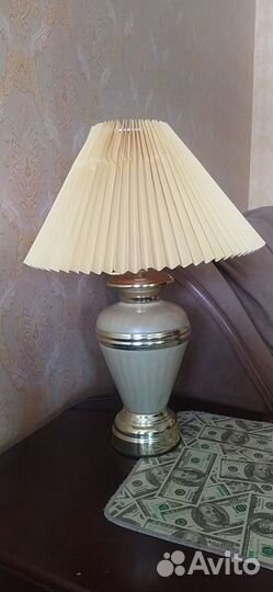Лампа настольная с абажуром