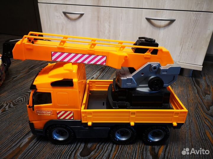 Подъемный кран игрушка