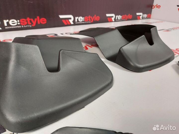 Брызговики Toyota Hiace 200 R1433