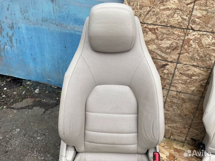 Кожаный салон Mercedes-Benz E C207 3.0 2015