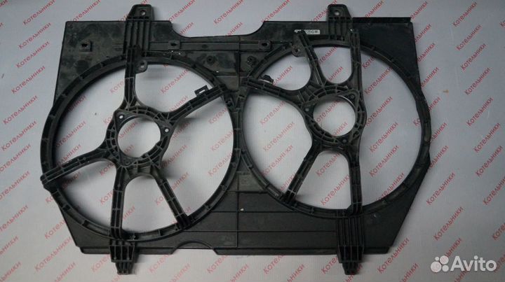 Nissan 21483-1VA0A Диффузор вентиляторов