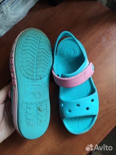 Пакетом босоножки сабо crocs