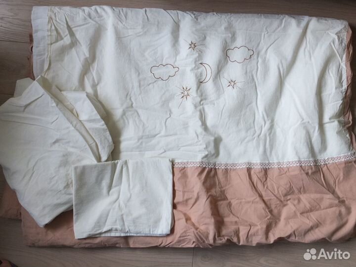 Комплект бортиков и постельное белье