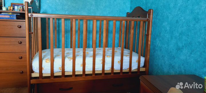 Детская кроватка с продольным маятником
