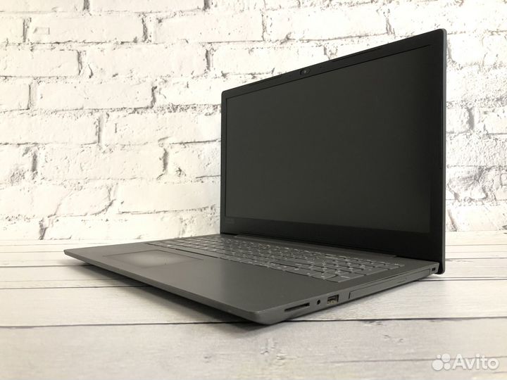 Современный ноутбук Lenovo с SSD