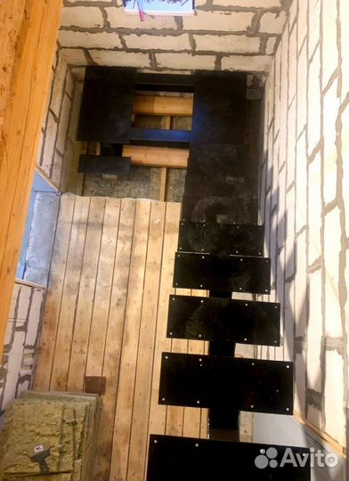 Лестница на металлокаркасе закрытого типа