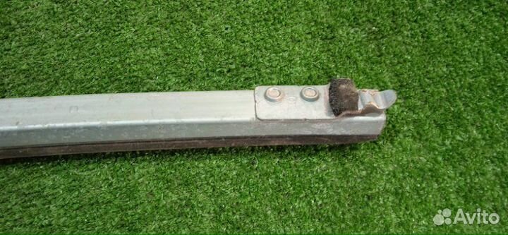 Направляющая стекла задняя правая Nissan Micra