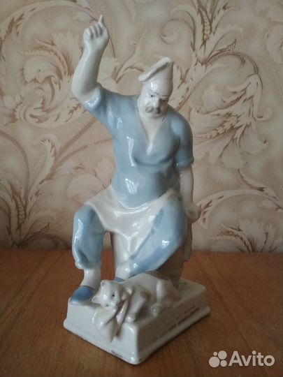 Старинные фарфоровые статуэтки