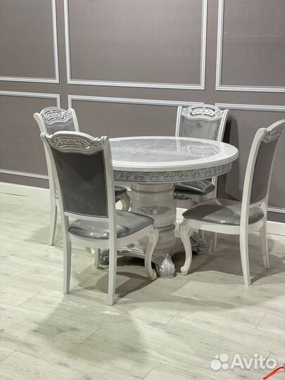 Стол и стулья /кухонный стол и стулья