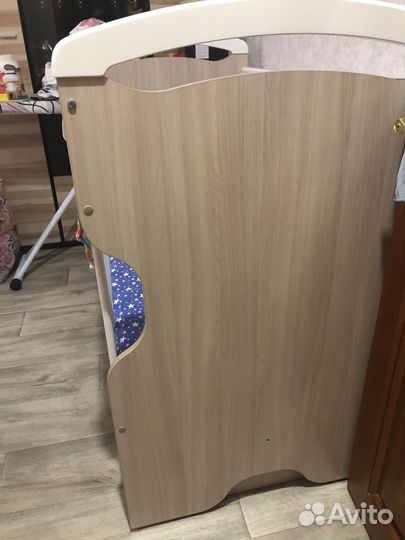 Детская кроватка с маятником