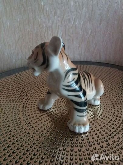 Фарфоровая статуэтка тигра