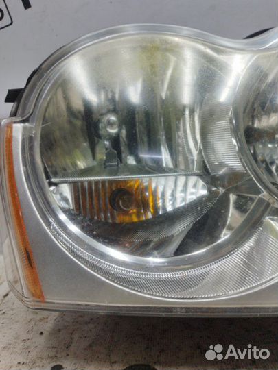 Фара галогеновая правая Jeep Grand Cherokee (WK)