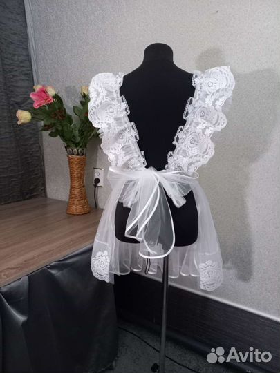 Школьный кружевной фартук с жемчужинами