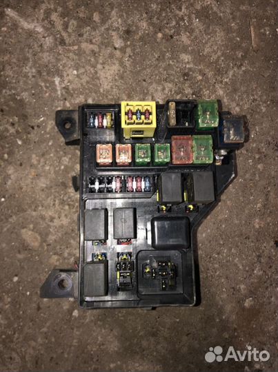 Блок предохранителей Mitsubishi Carisma