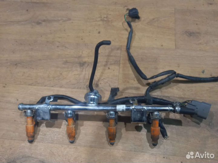 Топливная рейка в сборе с форсунками Mazda MPV