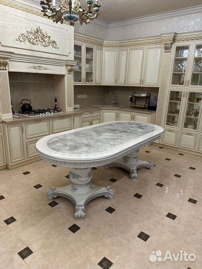 Стол и стулья