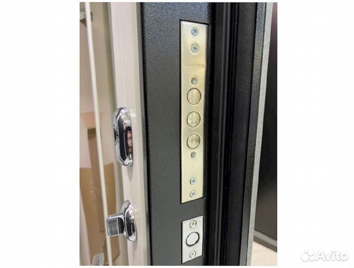 Входная дверь с терморазрывом и зеркалом