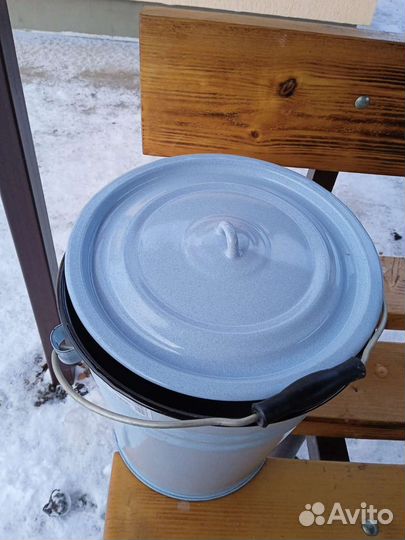 Эмалированное ведро с крышкой