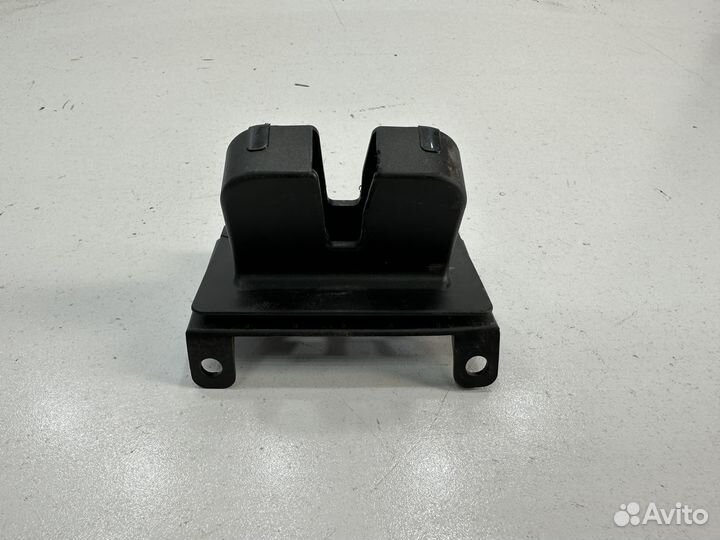 Skoda Octavia A7 крышка кожух замка багажника