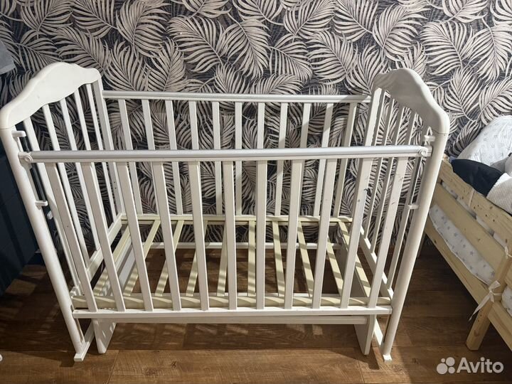 Детская кроватка с маятником