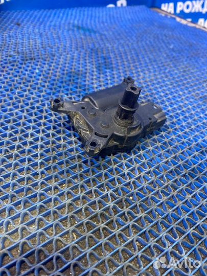 Моторчик заслонок отопителя Opel Astra H седан