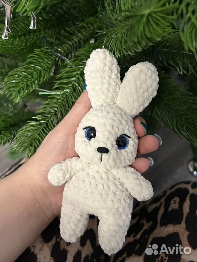 Вязаная игрушка ручной работы заяц