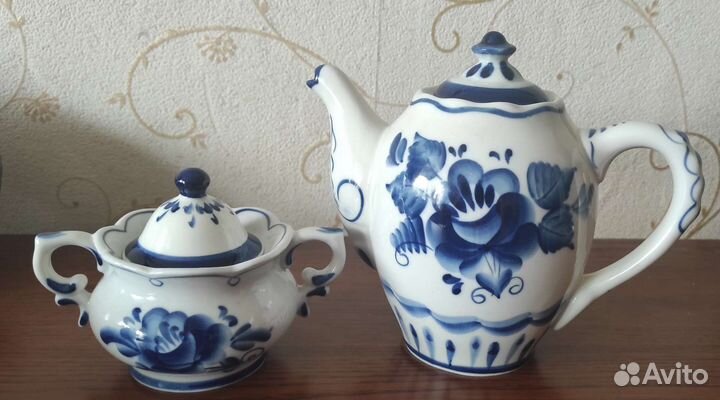 Гжель. Чайник и сахарница