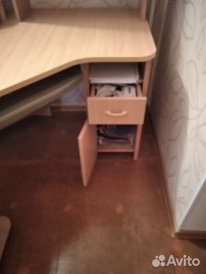 Компьютерный стол с тумбой