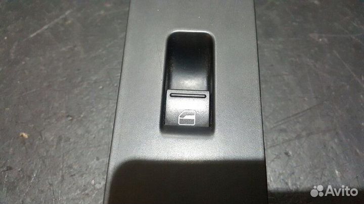 Кнопка стеклоподъемника передняя правая Volkswagen
