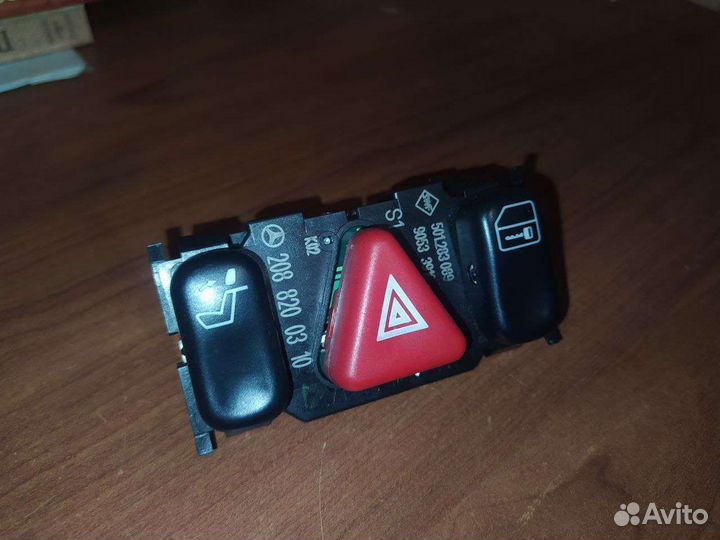Кнопка аварийной сигнализации Mercedes
