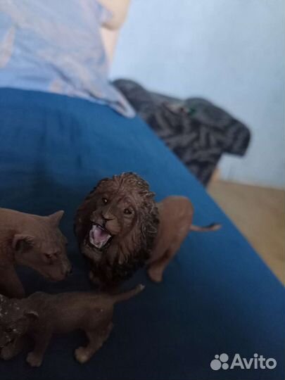 Фигурки львов и тигров