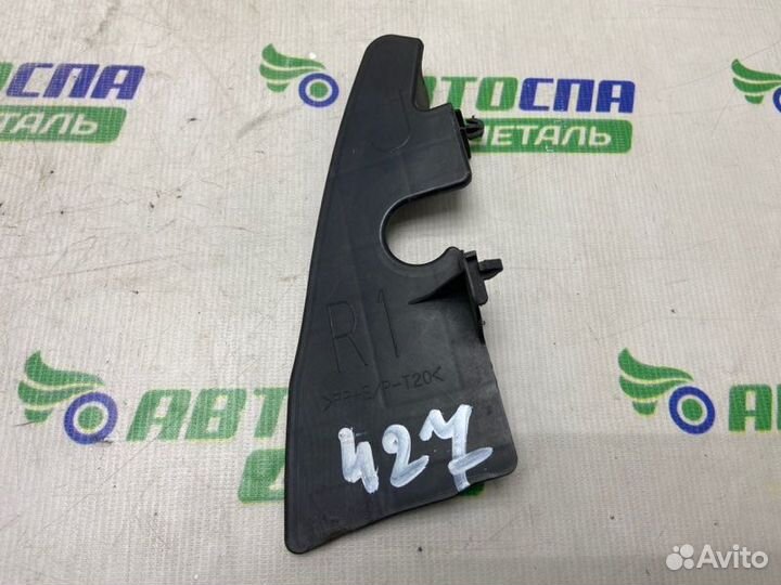 Дефлектор радиатора передний правый Toyota Yaris