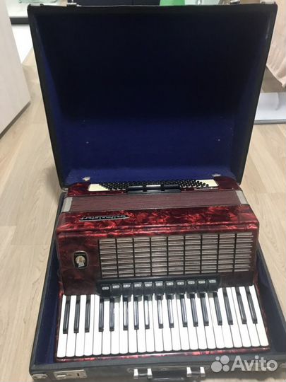 Аккордеон Weltmeister Stella концертный, 4/4