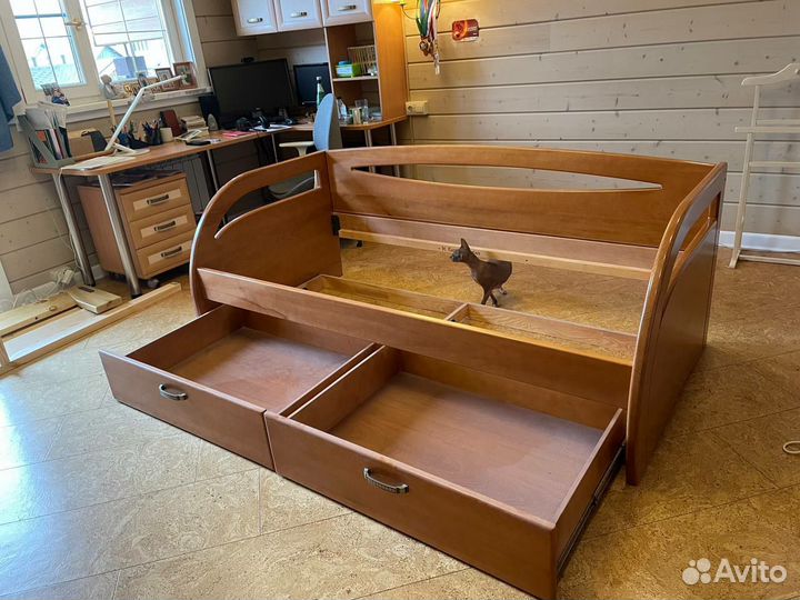 Кровать из массива дерева (бук)