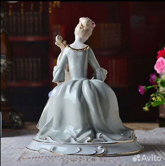 Фарфоровая статуэтка дама с виолончелью