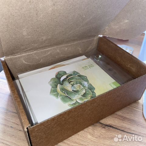 Коробка с цветными стикерами